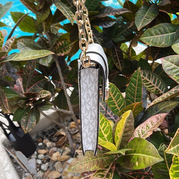 Michael Kors Carmen Small Logo Smartphone Crossbody Bag
Light Cream Multi - Picture 3 of 16